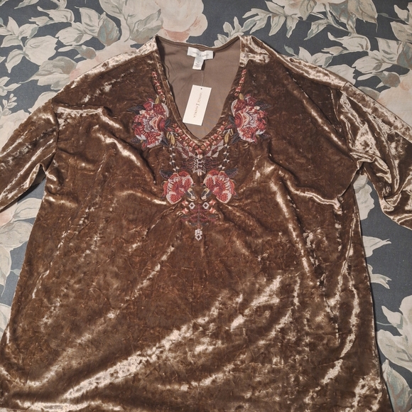 Vintage America Tops - Velvety NWT Vintage America velour crushed velvety embroidered size XL